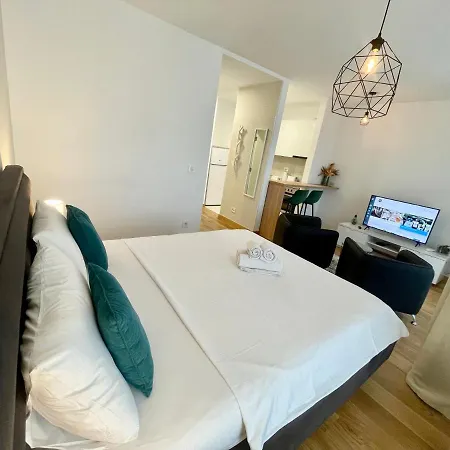 - Stan Na Dan Novi Beograd, Parking 5 Evra Dan Apartment